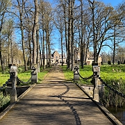 073 Halverwege de oprijlaan